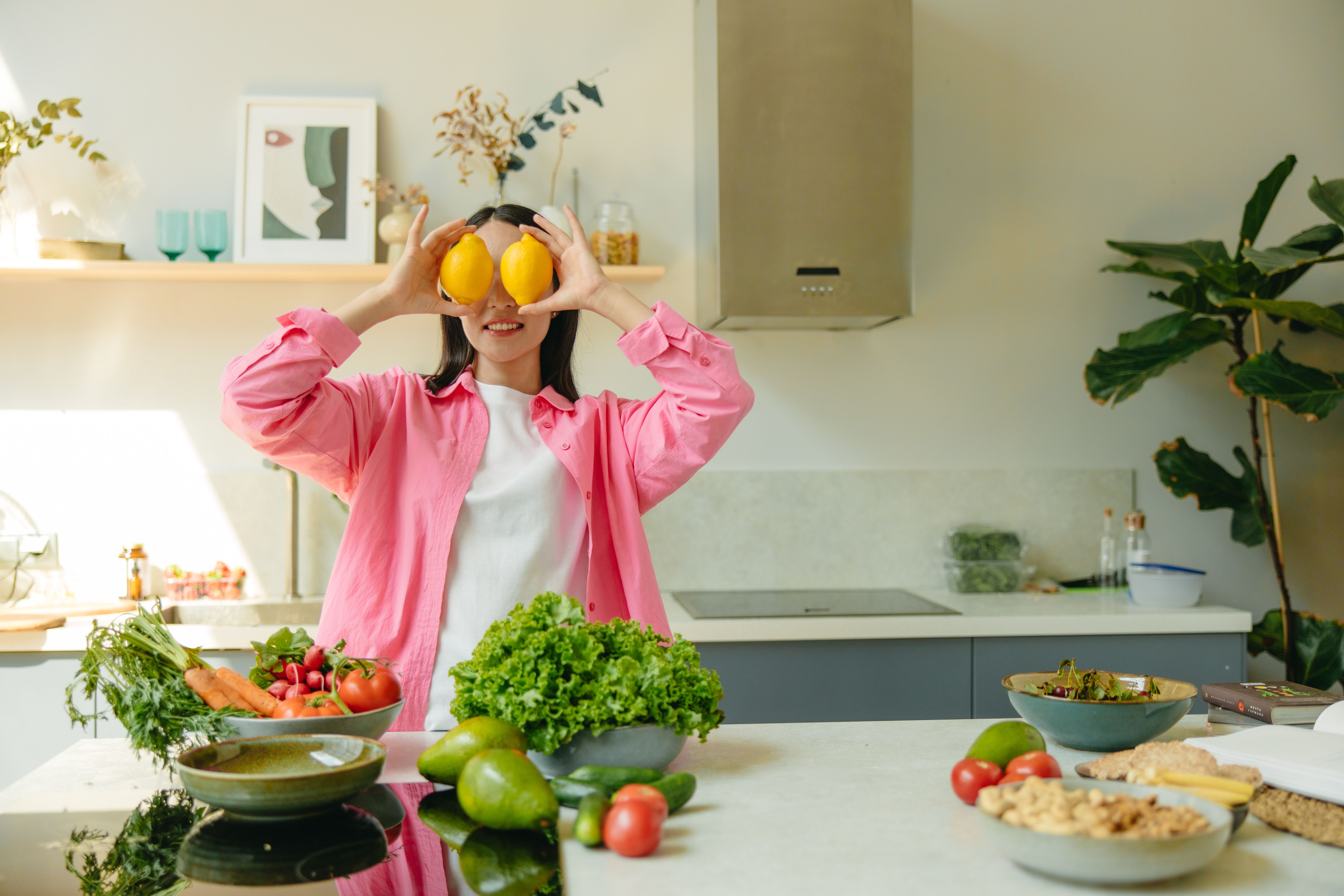 Colorful meal prep spread of salmon, spinach salad, berries, nuts, dark chocolate, and green tea as sample meals for brain foods to improve memory